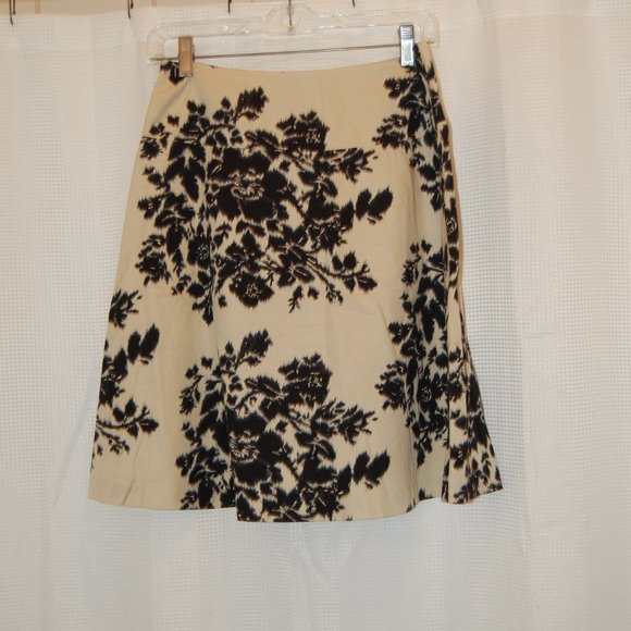The Limited Black and Tan Flowered Patterned Full Skirt Size 4 - Picture 4 of 9